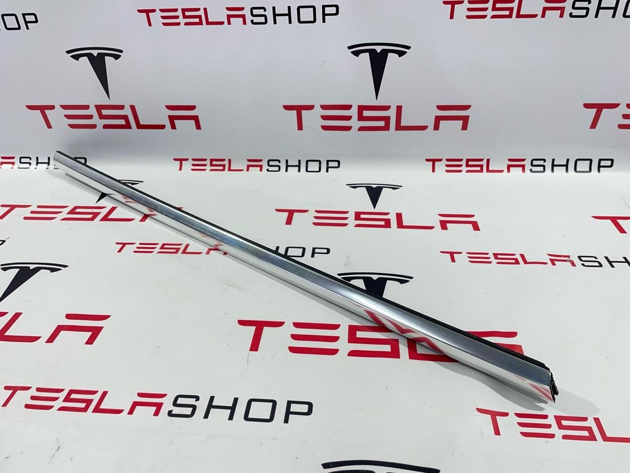 молдинг двери передней правой Tesla Model 3 1 поколение 2019, 1080684-00-F