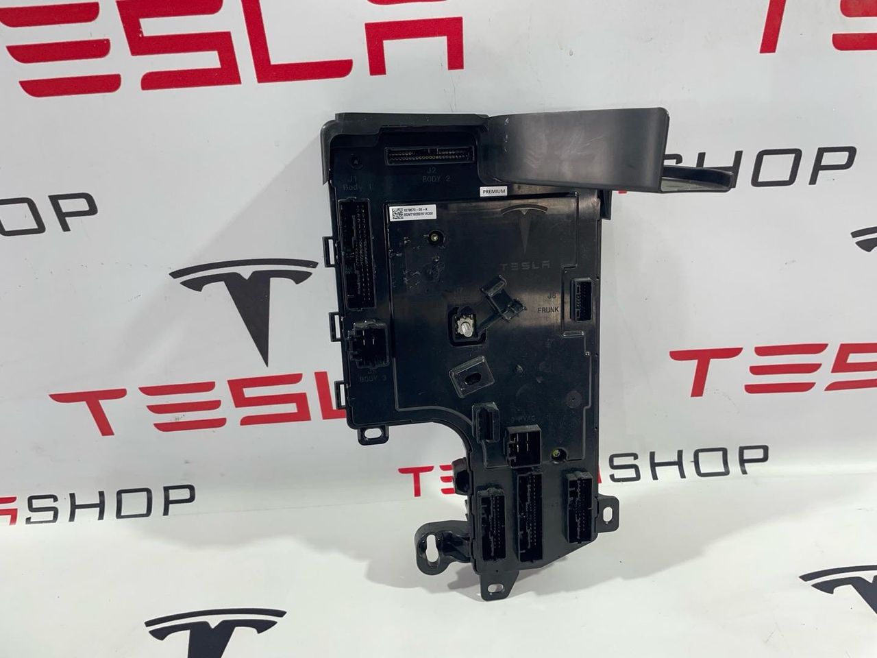 Блок управления BCM (Body Control Module) Tesla Model 3 1 поколение 2019, 1461512-00-B, 1078673-00-K - фото №1