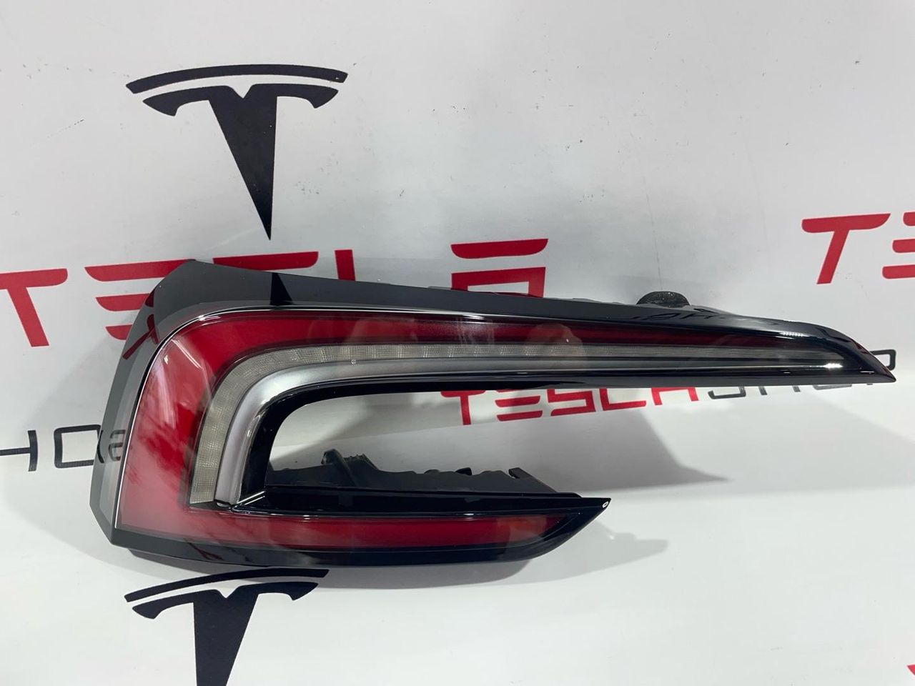 фонарь задний левый Tesla Model 3 2 поколение 2025, 1691498-00-F - фото №1