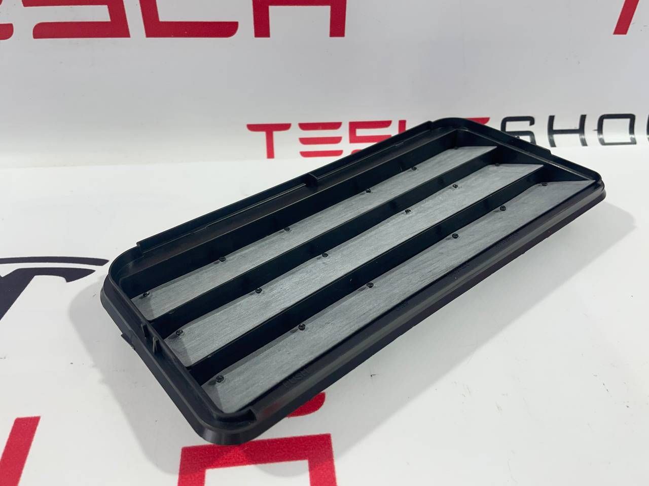 Вентиляционный клапан заднего багажника Tesla Model 3 1 поколение [рестайлинг] 2022, 1098751-00-C