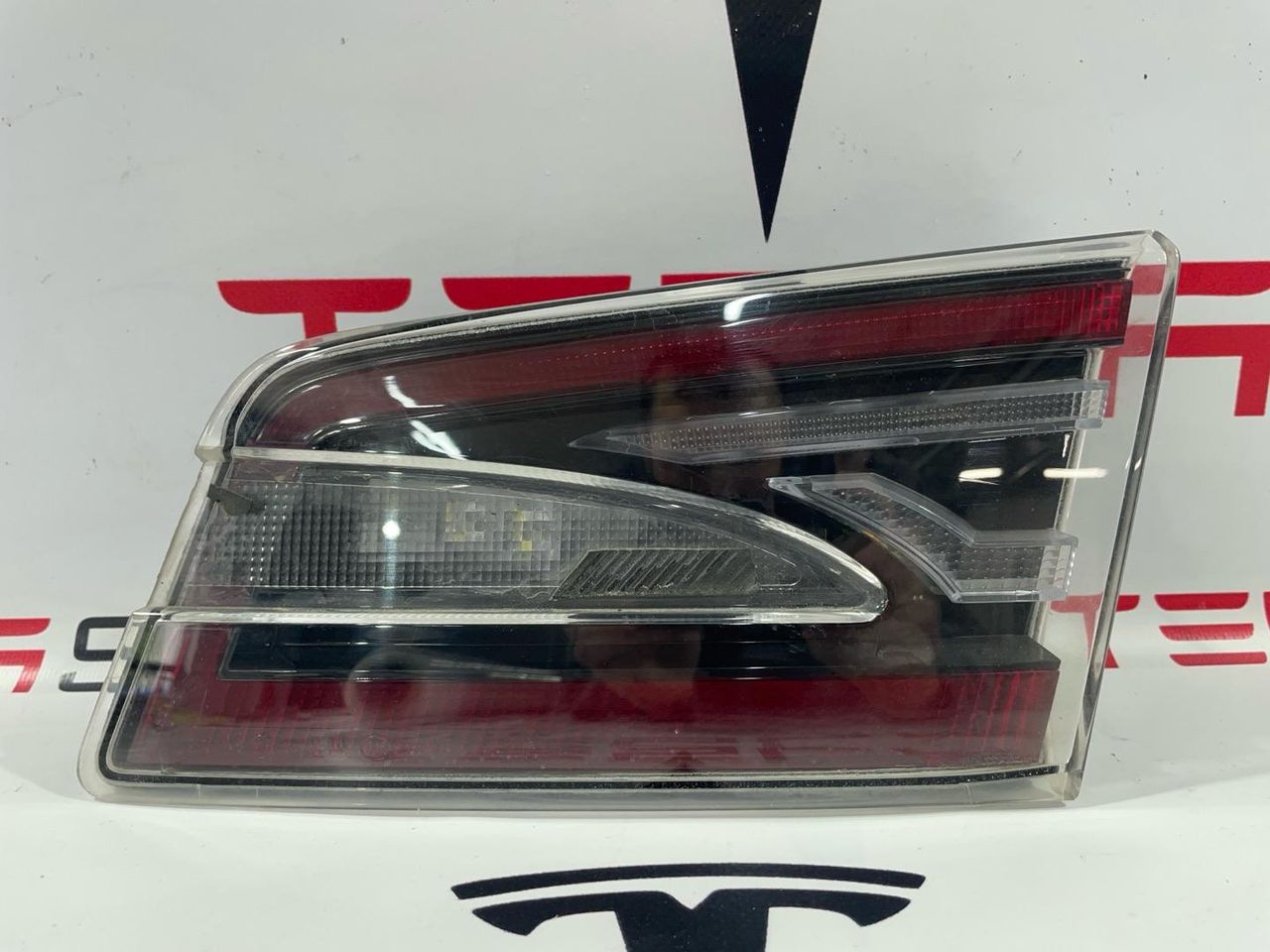 фонарь крышки багажника правый Tesla Model S 1 поколение [рестайлинг] 2018, 6005924-00-E