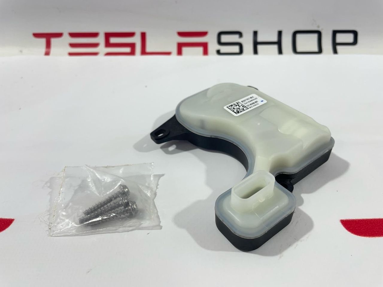 Привод клапана расширительного бачка Tesla Model 3 1 поколение 2019, 1097015-00-M, 1077617-00-D - фото №1