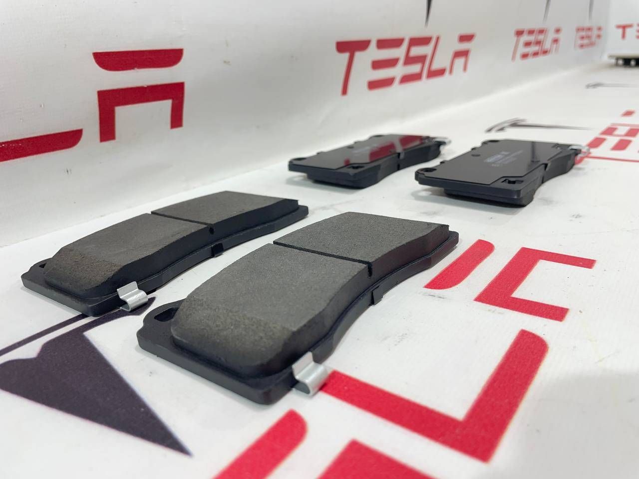 тормозные колодки Tesla Model 3 1 поколение 2021, 1044621-00-D, 1044622-00-D, 8008240-00-C - фото №1