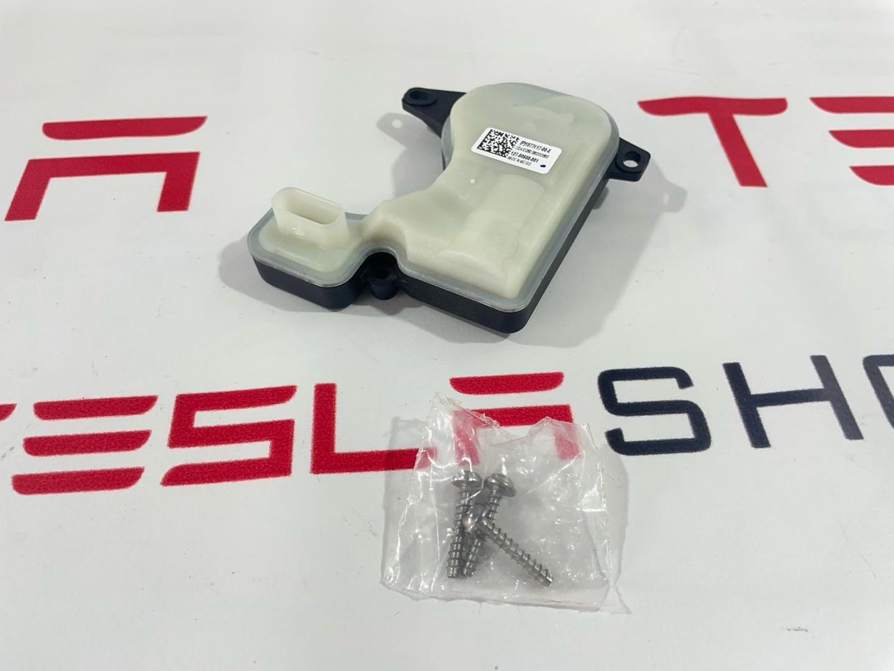 Привод клапана расширительного бачка Tesla Model 3 1 поколение 2019, 1097015-00-M, 1077617-00-D - фото №1