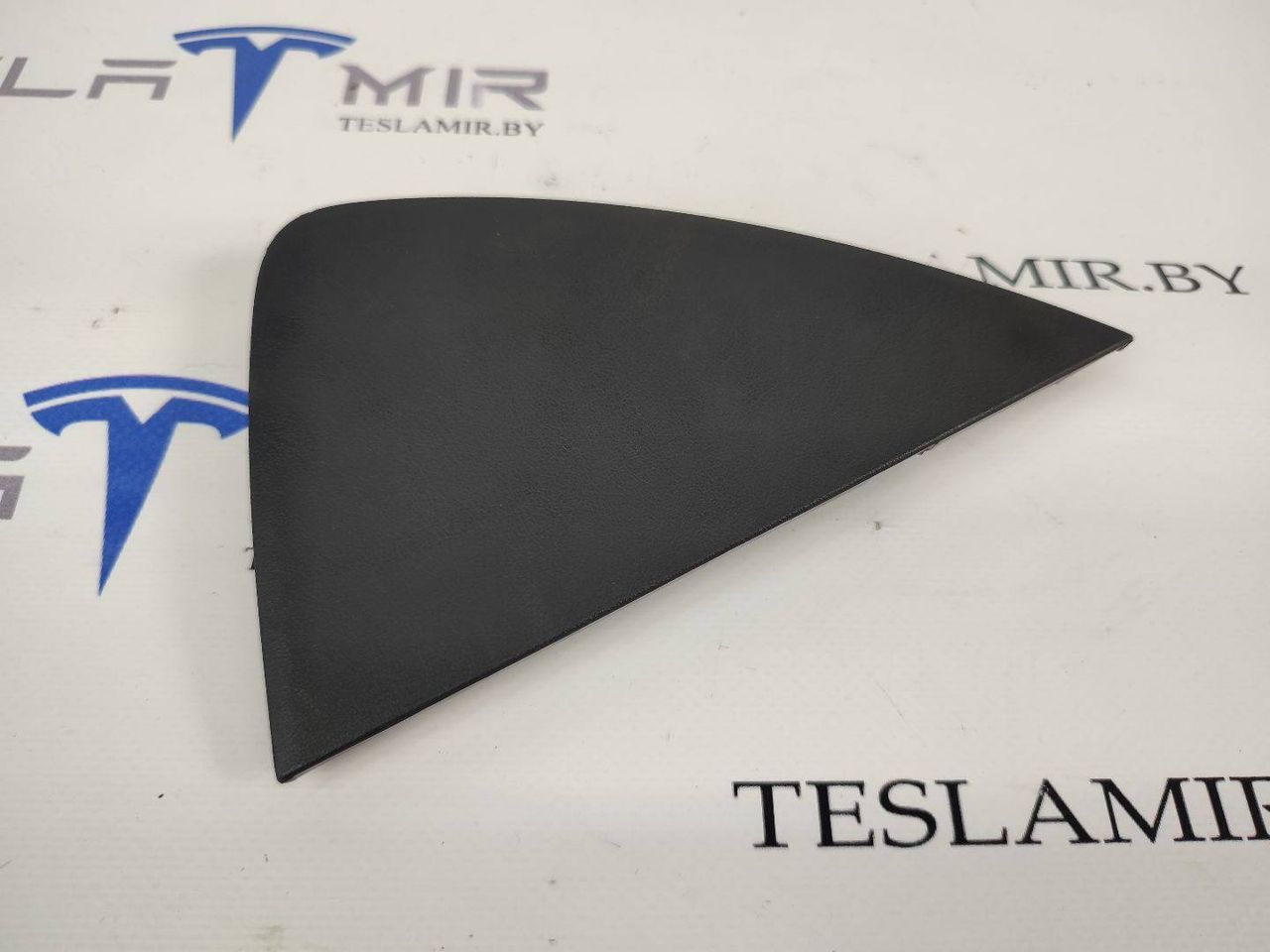 Накладка боковая торпеды левая Tesla Model 3 1 поколение 2020, 1083361-00 - фото №1