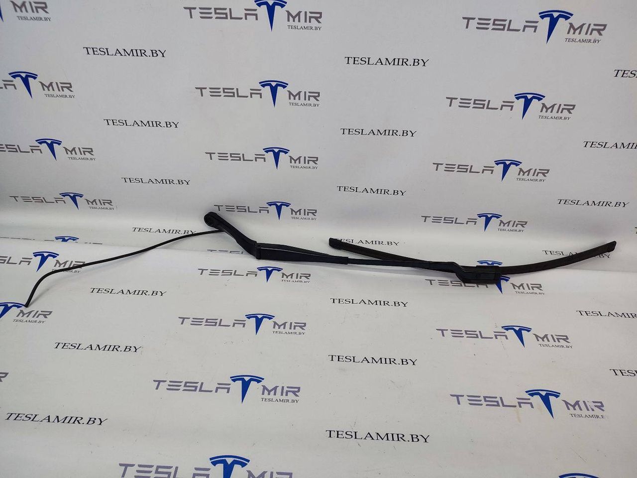 щеткодержатель (поводок стеклоочистителя, дворник) Tesla Model 3 1 поколение 2020, 1076728-00, 1076730-00, 1076726-00 - фото №1