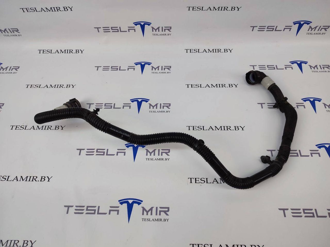 Шланг системы охлаждения заднего мотора Tesla Model Y 1 поколение 2021, 1077585-00 - фото №1