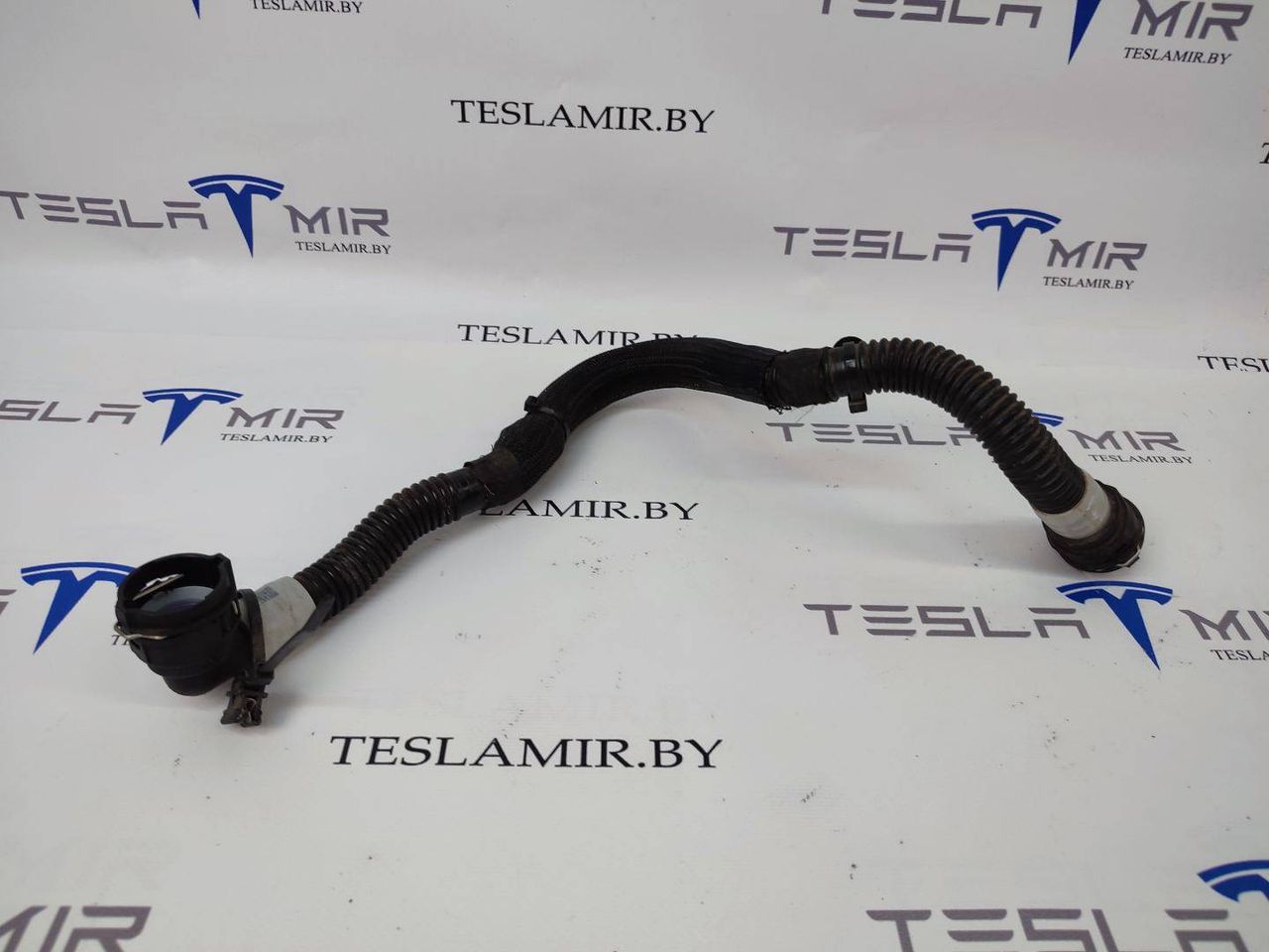 Патрубок системы охлаждения пластиковый Tesla Model Y 1 поколение 2021, 1077594-00 - фото №1