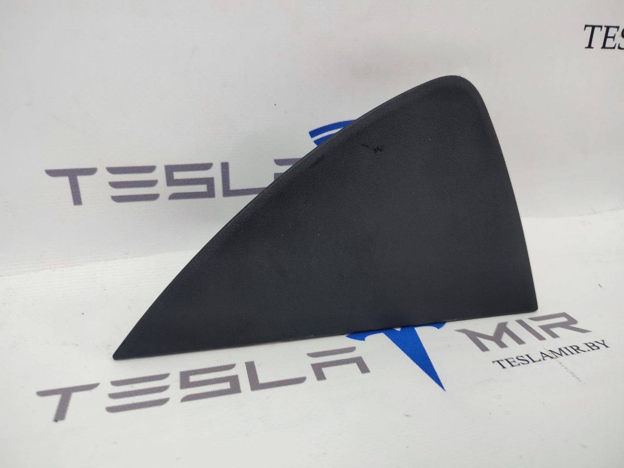 Накладка боковая торпеды правая Tesla Model Y 1 поколение 2021, 1083362-00 - фото №1