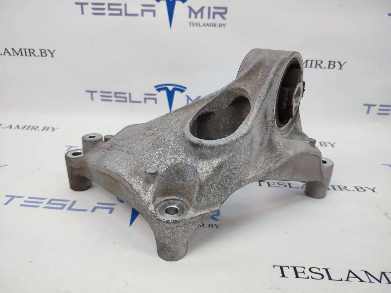 кронштейн двигателя Tesla Model 3 1 поколение 2020, 1093278-50, 1095337-00 - фото №1