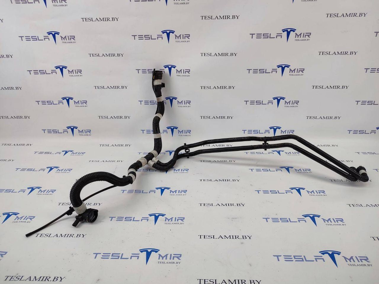 Патрубок системы охлаждения пластиковый Tesla Model 3 1 поколение 2020, 1077579-77, 1077579-00 - фото №1
