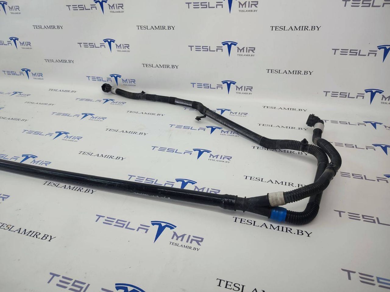 Патрубок системы охлаждения пластиковый Tesla Model 3 1 поколение 2020, 1530118-00 - фото №1