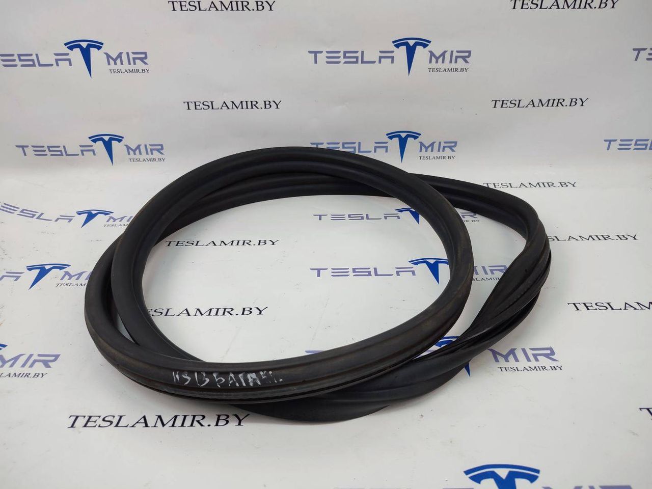 Уплотнитель резиновый бокса капота (корыта) Tesla Model 3 1 поколение 2020, 1090492-00 - фото №1