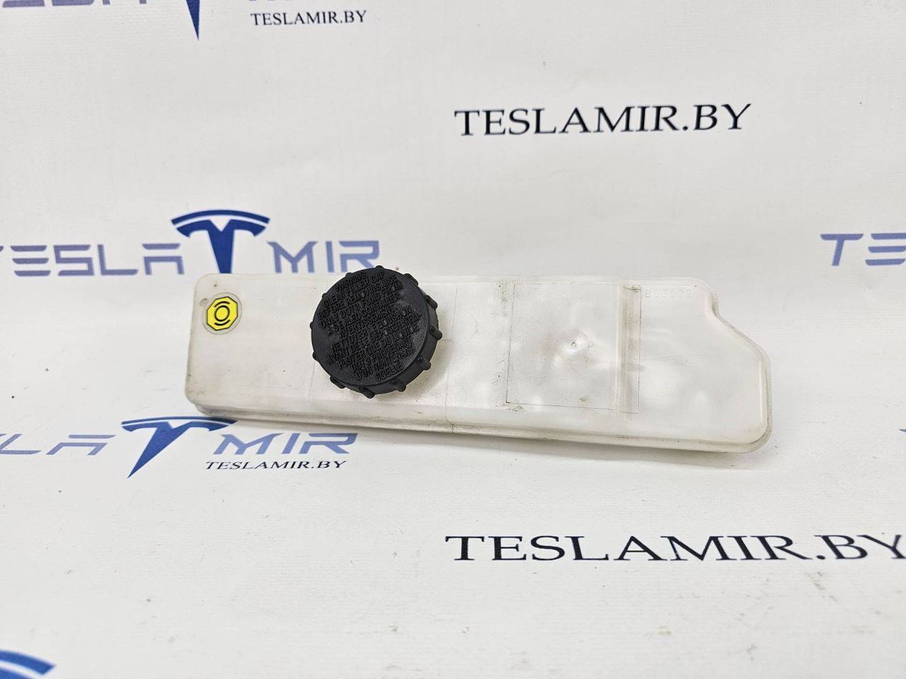 бачок тормозной жидкости Tesla Model 3 1 поколение 2022, 1044678-00, 1044673-00, 1044677-00 - фото №1