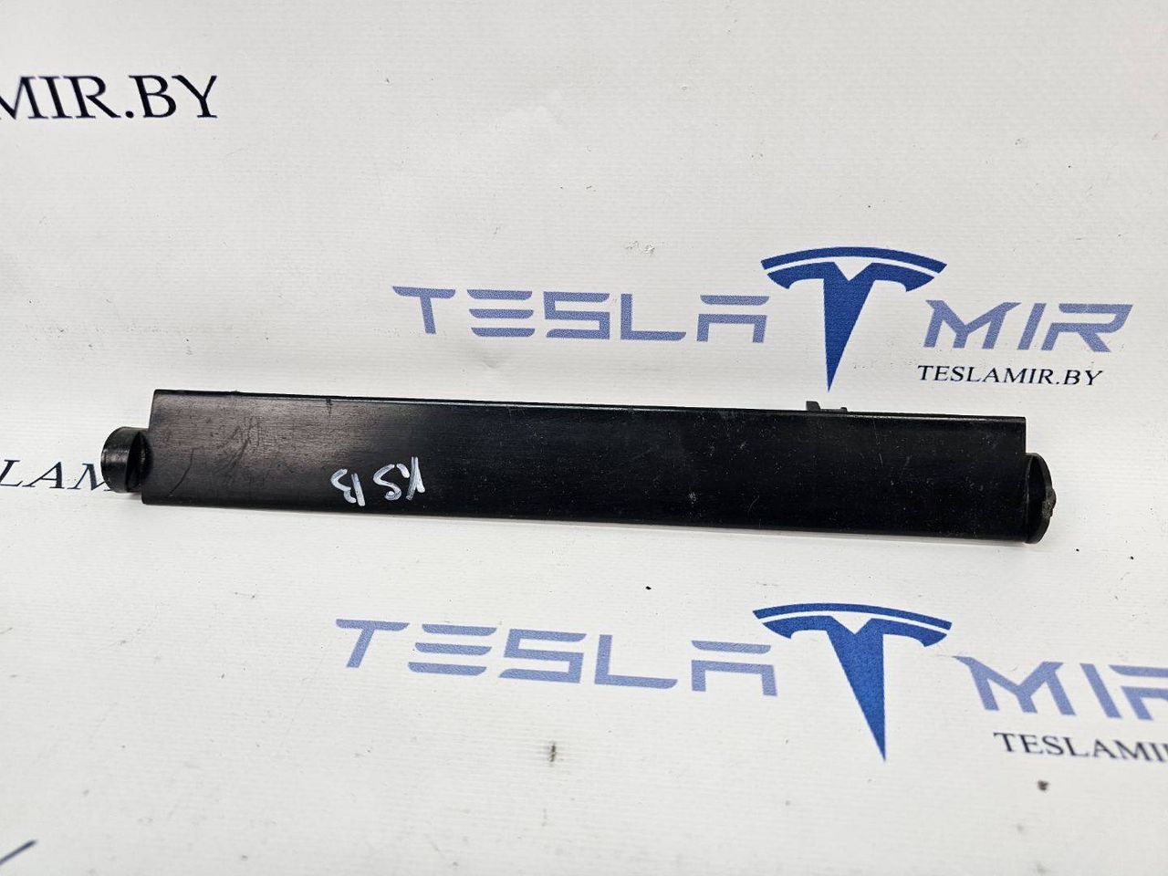 Заслонка корпуса центрального люверса правая Tesla Model 3 1 поколение 2020, 1076732-00, 1098097-00 - фото №1