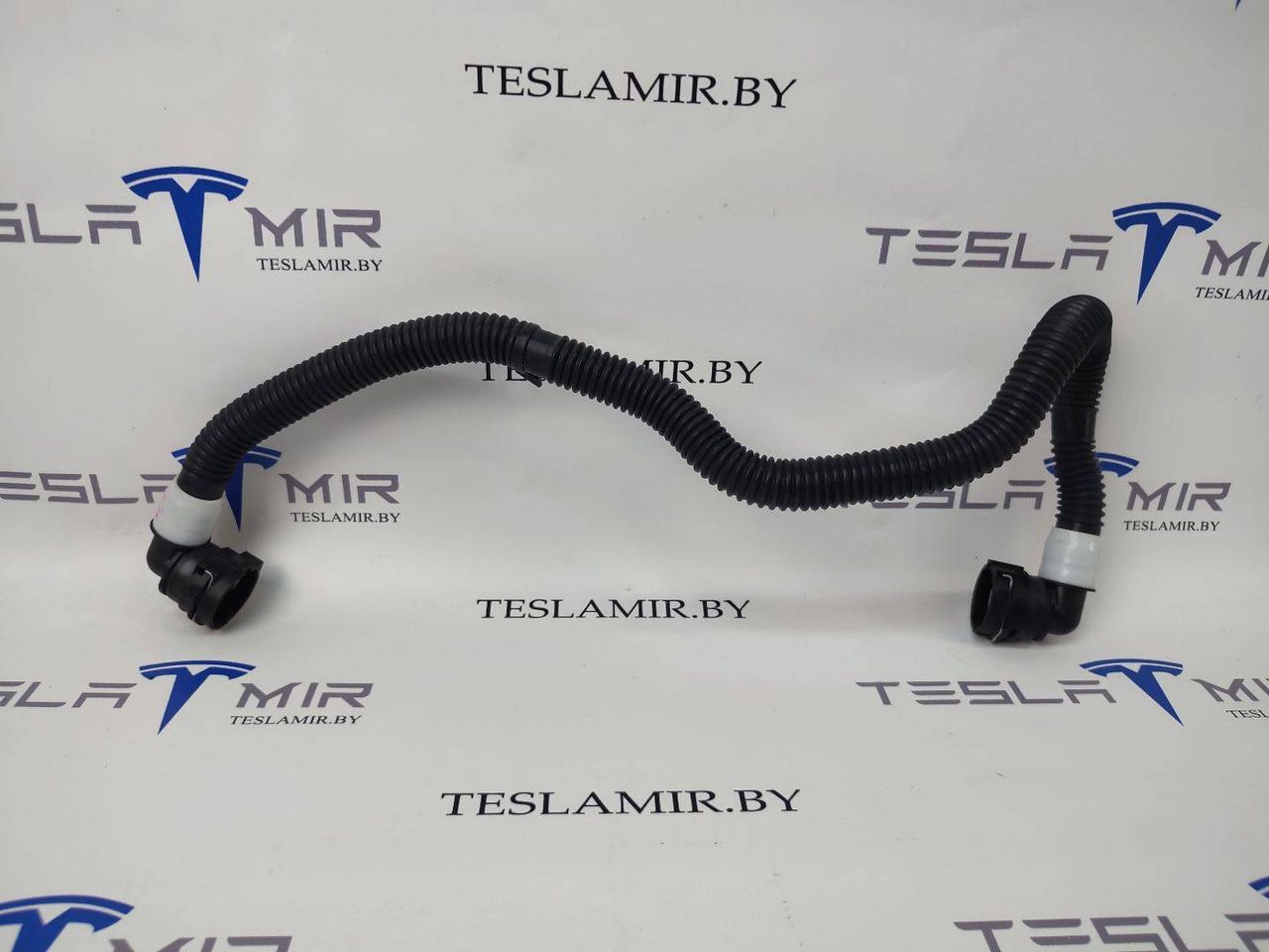 Патрубок системы охлаждения пластиковый передний Tesla Model Y 1 поколение 2021, 1504722-00, 1631596-00 - фото №1