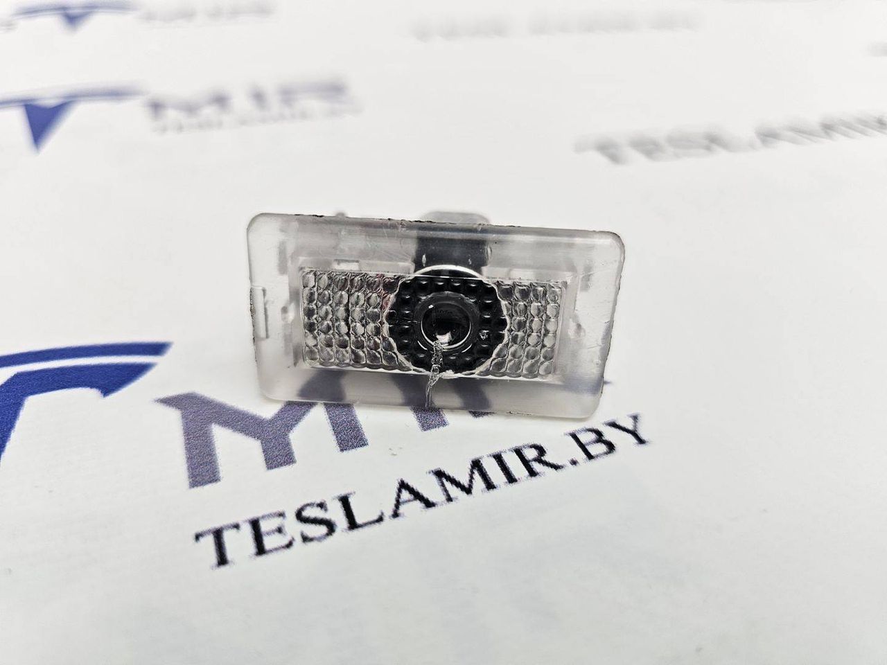 Фонарь подсветки двери/багажника белый (лампочка подсветки) Tesla Model Y 1 поколение 2022, 1634440-98 - фото №1