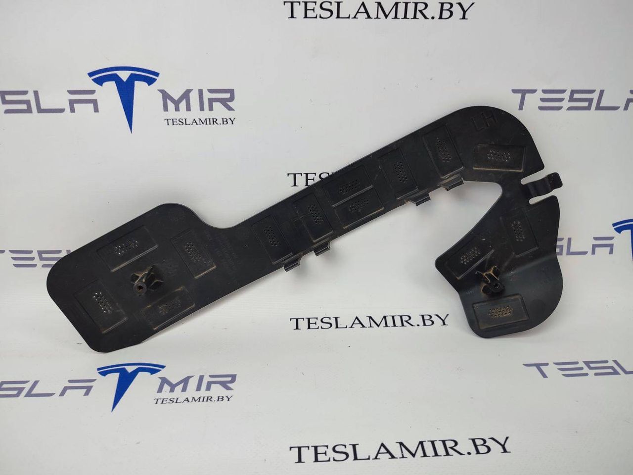 Кронштейн крепления фары противотуманной левый Tesla Model 3 1 поколение 2020, 1089447-00 - фото №1