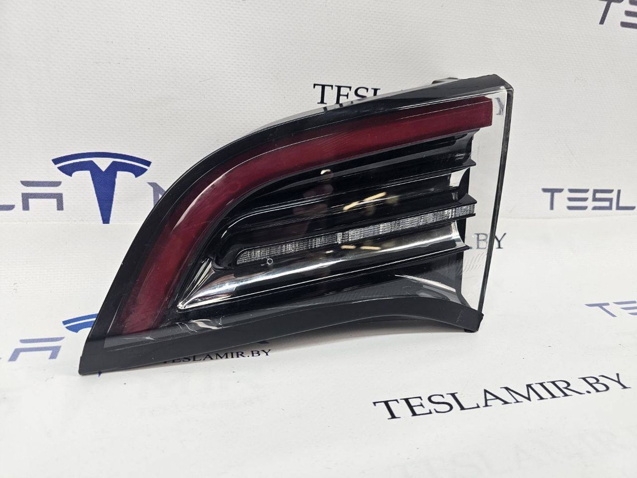 фонарь крышки багажника правый Tesla Model 3 1 поколение 2023, 1077402-00, 1077404-00, 1502089-00, 1077402-96 - фото №1