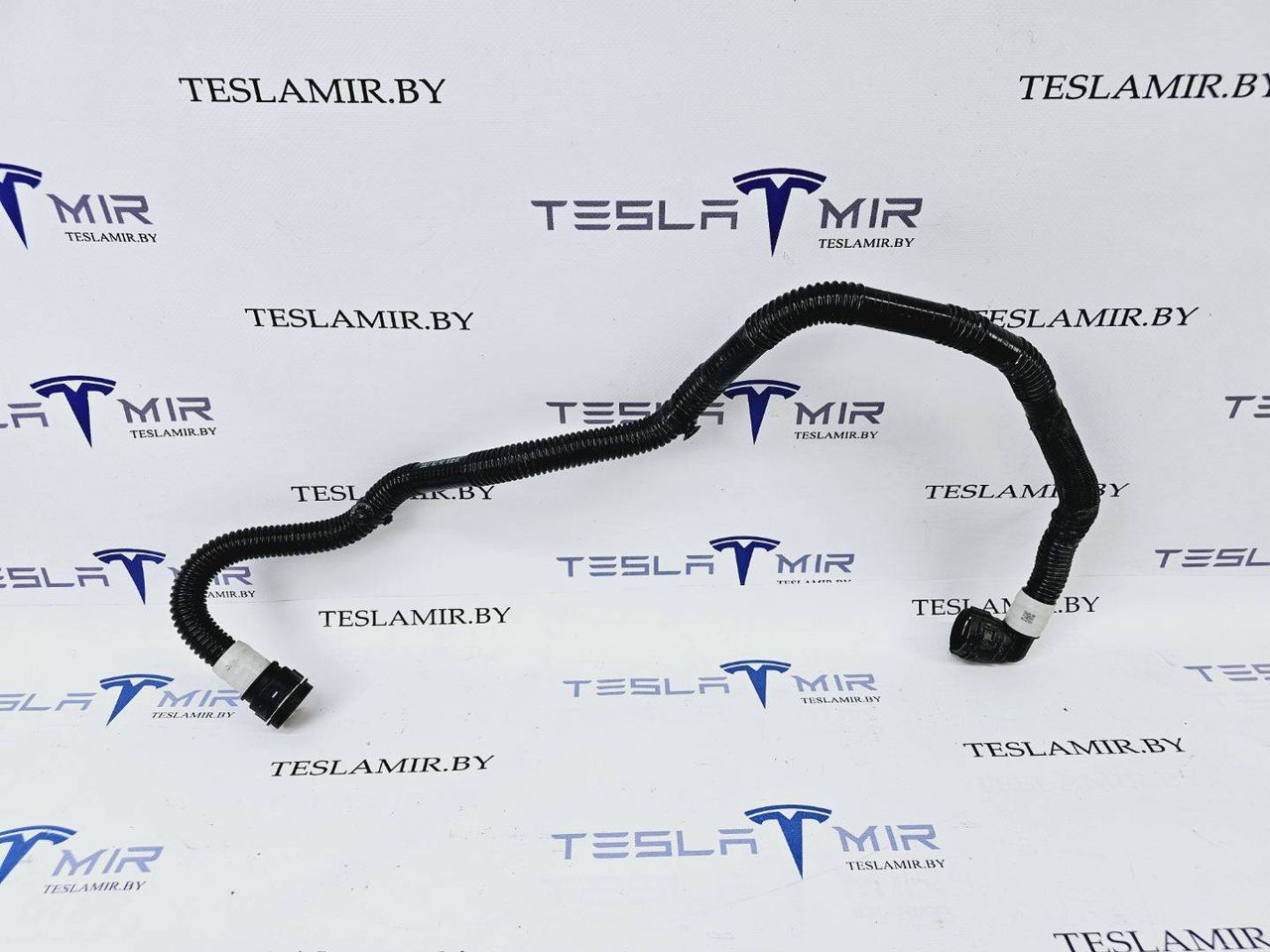 Шланг системы охлаждения заднего мотора Tesla Model 3 1 поколение 2023, 1077585-00 - фото №1