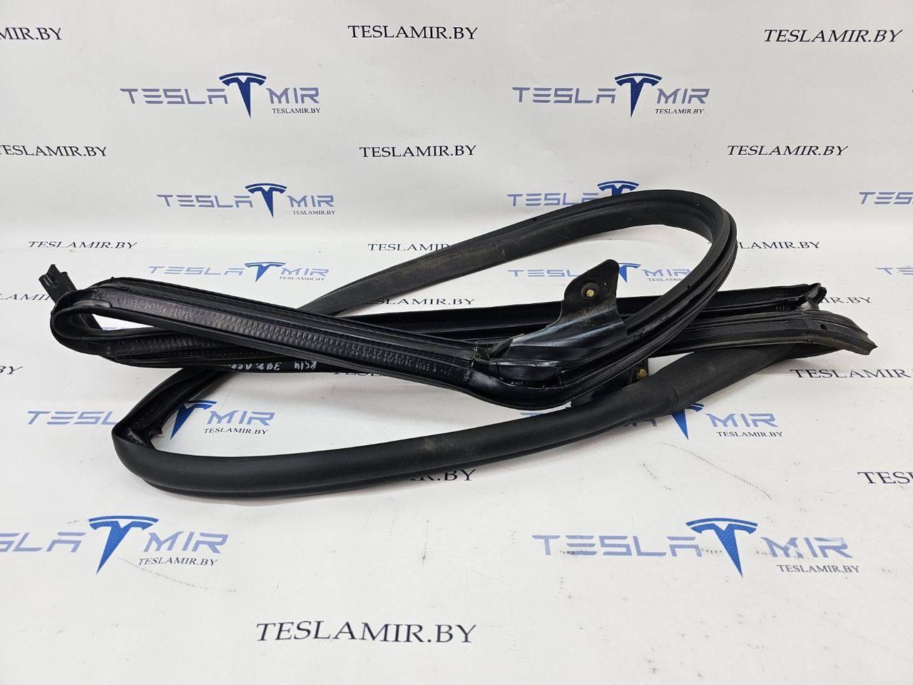 уплотнитель двери Tesla Model 3 1 поколение 2023, 1090499-00, 1090511-00 - фото №1