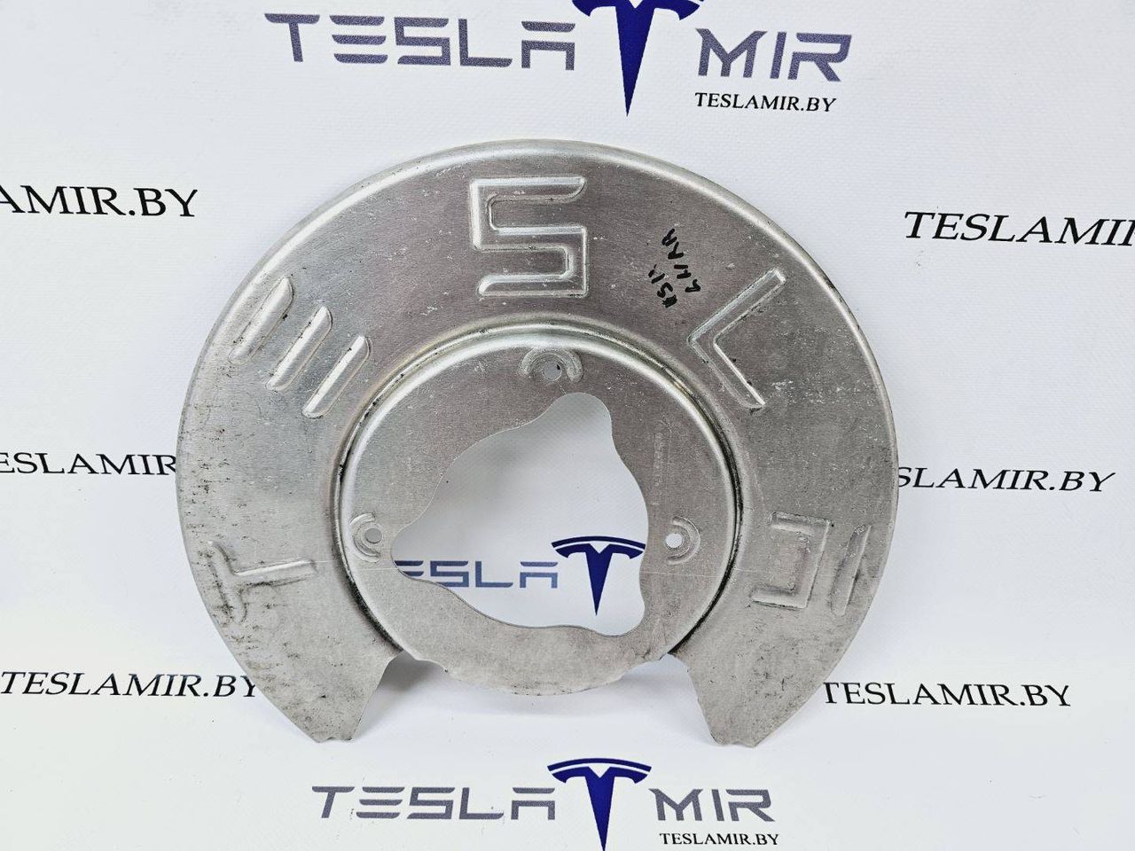 защитный кожух тормозного механизма Tesla Model 3 1 поколение 2023, 1044665-00 - фото №1