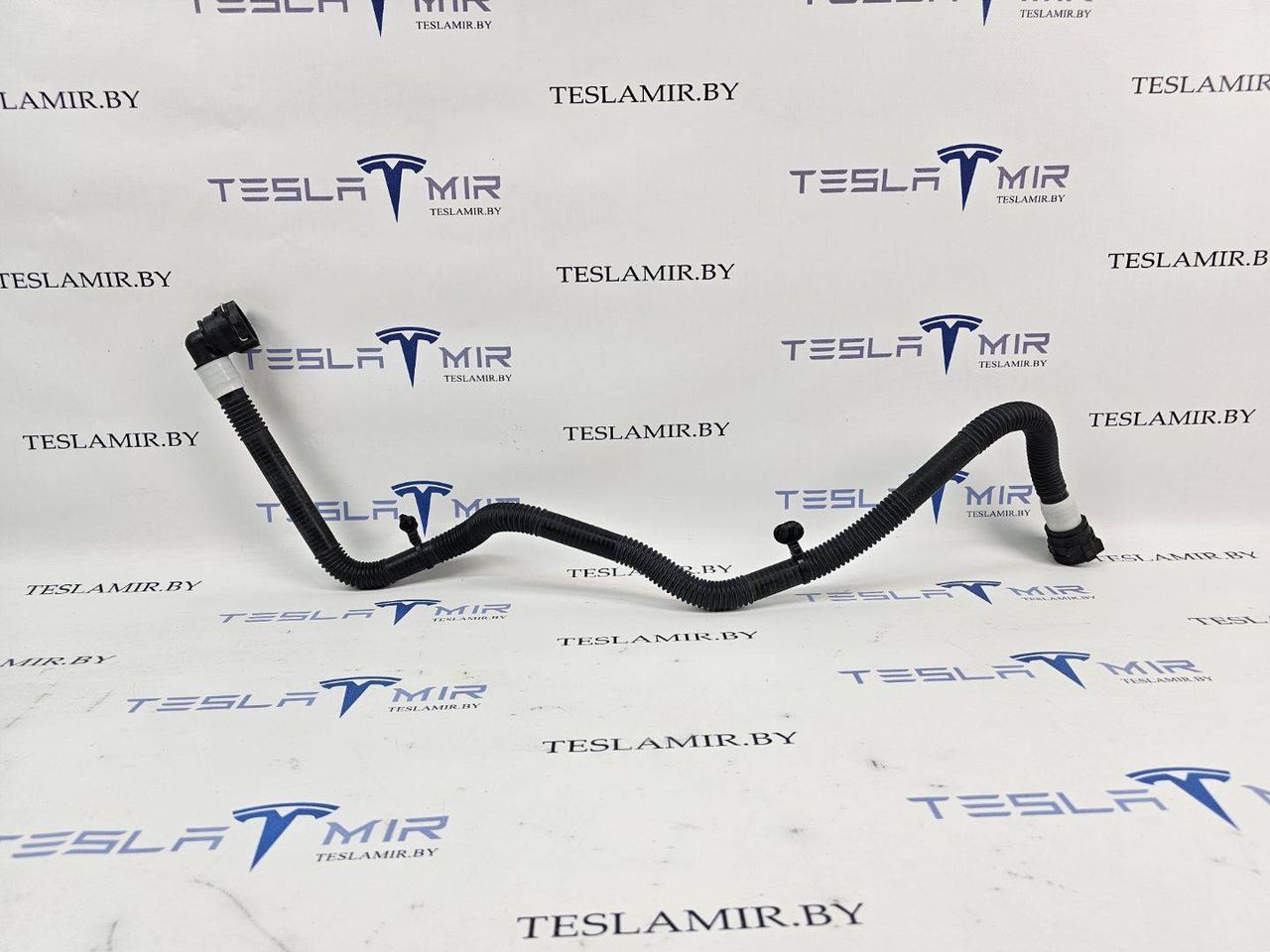 Патрубок системы охлаждения пластиковый передний Tesla Model 3 1 поколение 2021, 1501332-00, 1629593-00 - фото №1