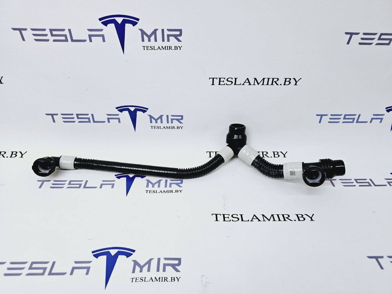 Патрубок системы охлаждения пластиковый передний левый Tesla Model 3 1 поколение 2023, 1077577-00 - фото №1