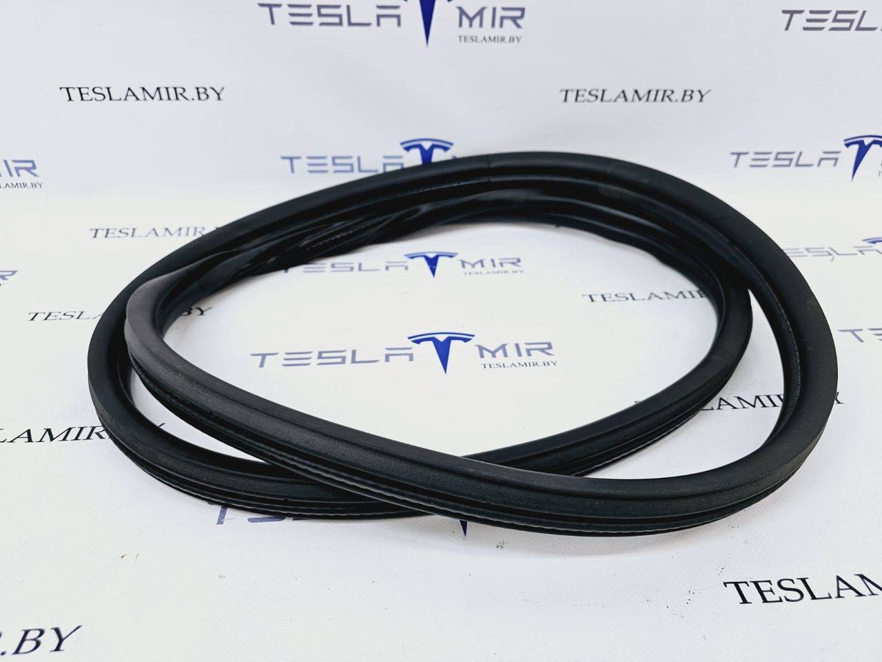 Уплотнитель резиновый бокса капота (корыта) Tesla Model 3 1 поколение 2020, 1090492-00 - фото №1