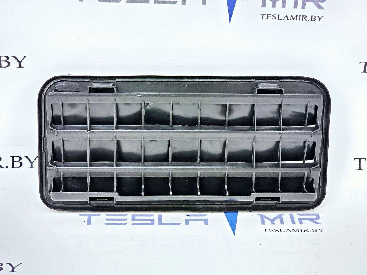 Вентиляционный клапан заднего багажника (жабры) Tesla Model 3 1 поколение 2020, 1098751-00 - фото №1