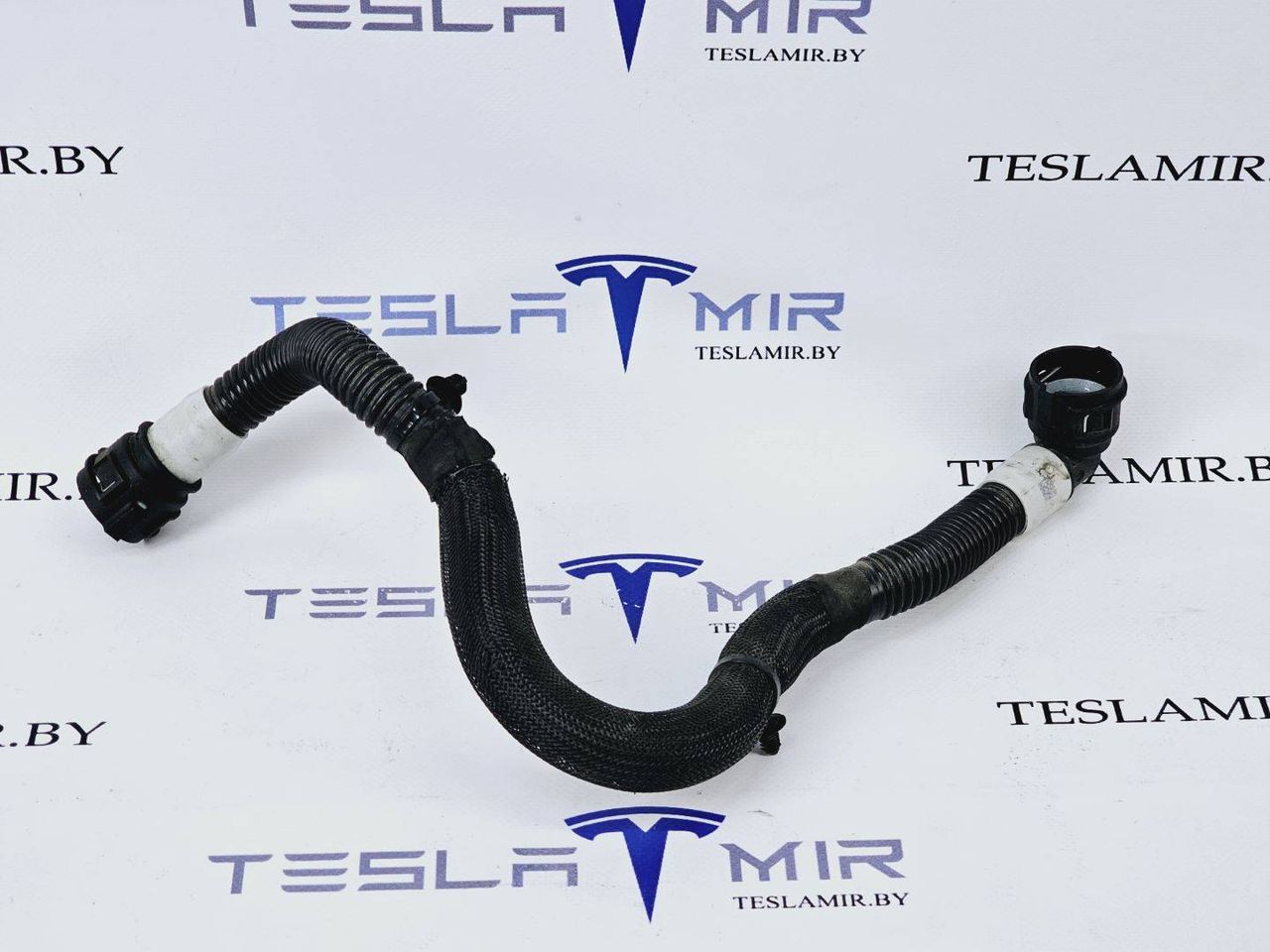 Патрубок системы охлаждения пластиковый Tesla Model Y 1 поколение 2021, 1077594-00 - фото №1