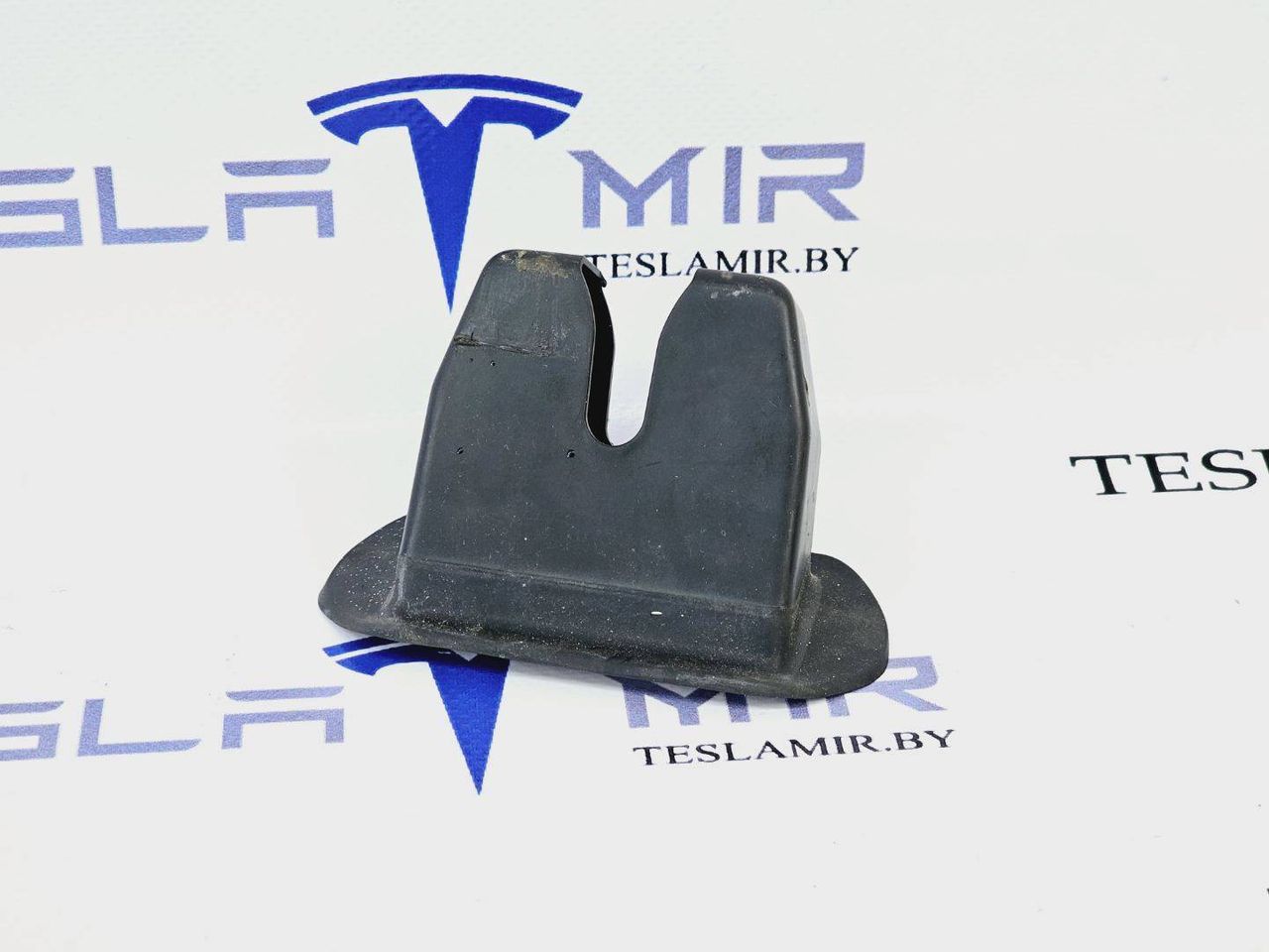 Крышка замка двери багажника Tesla Model 3 1 поколение 2021, 1584544-00 - фото №1