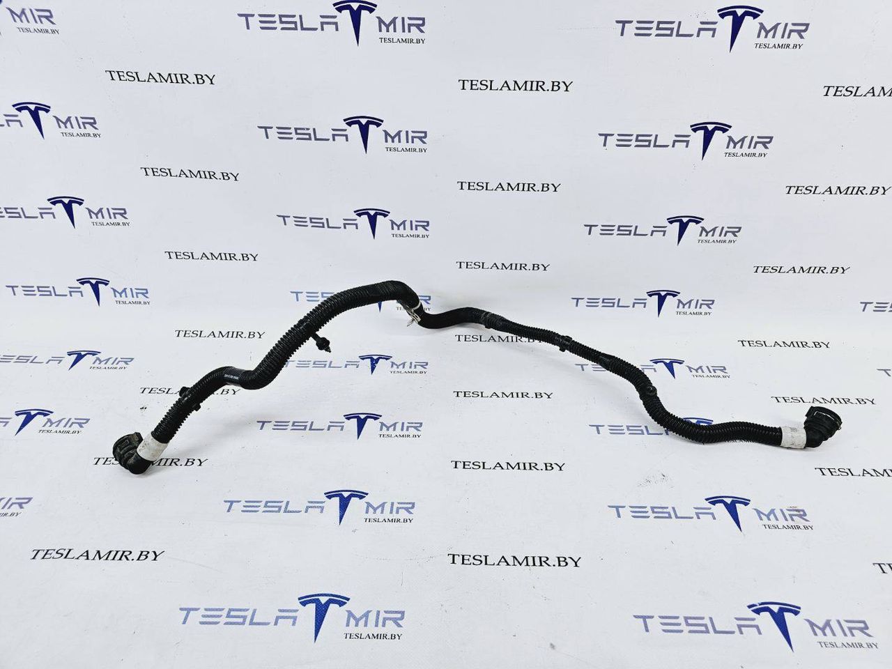 Шланг системы охлаждения заднего мотора Tesla Model Y 1 поколение 2021, 1077595-00 - фото №1