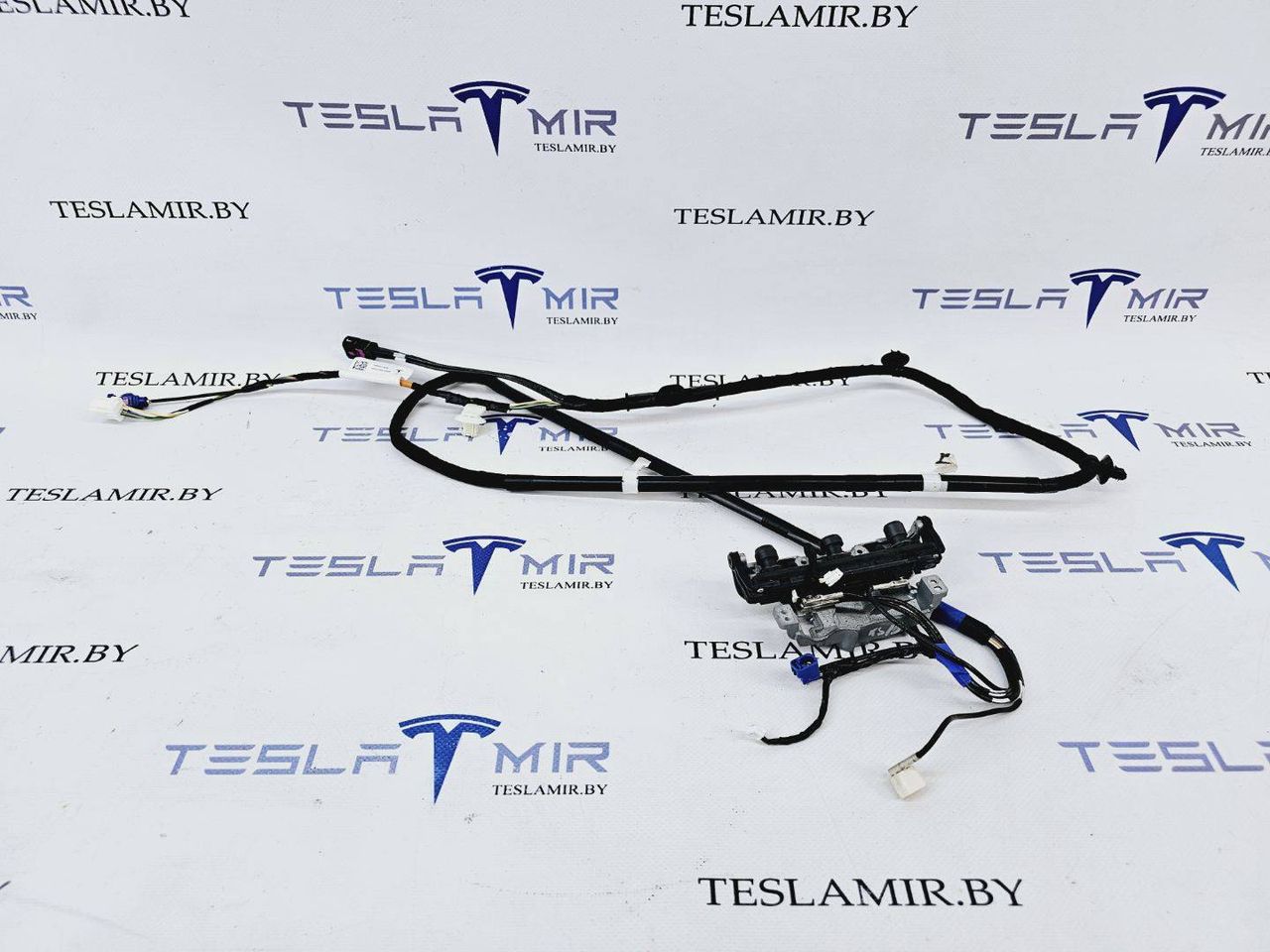 Камера тройная (TRIPLE) лобового стекла (регулируемая) Tesla Model Y 1 поколение 2021, 2489057-00, 1514448-00 - фото №1