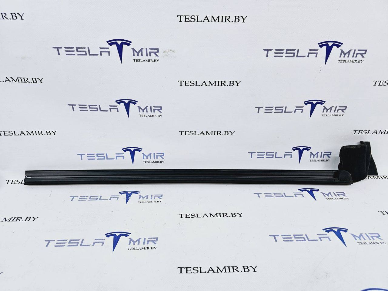 Уплотнитель стекла Tesla Model Y 1 поколение 2021, 1500062-00 - фото №1