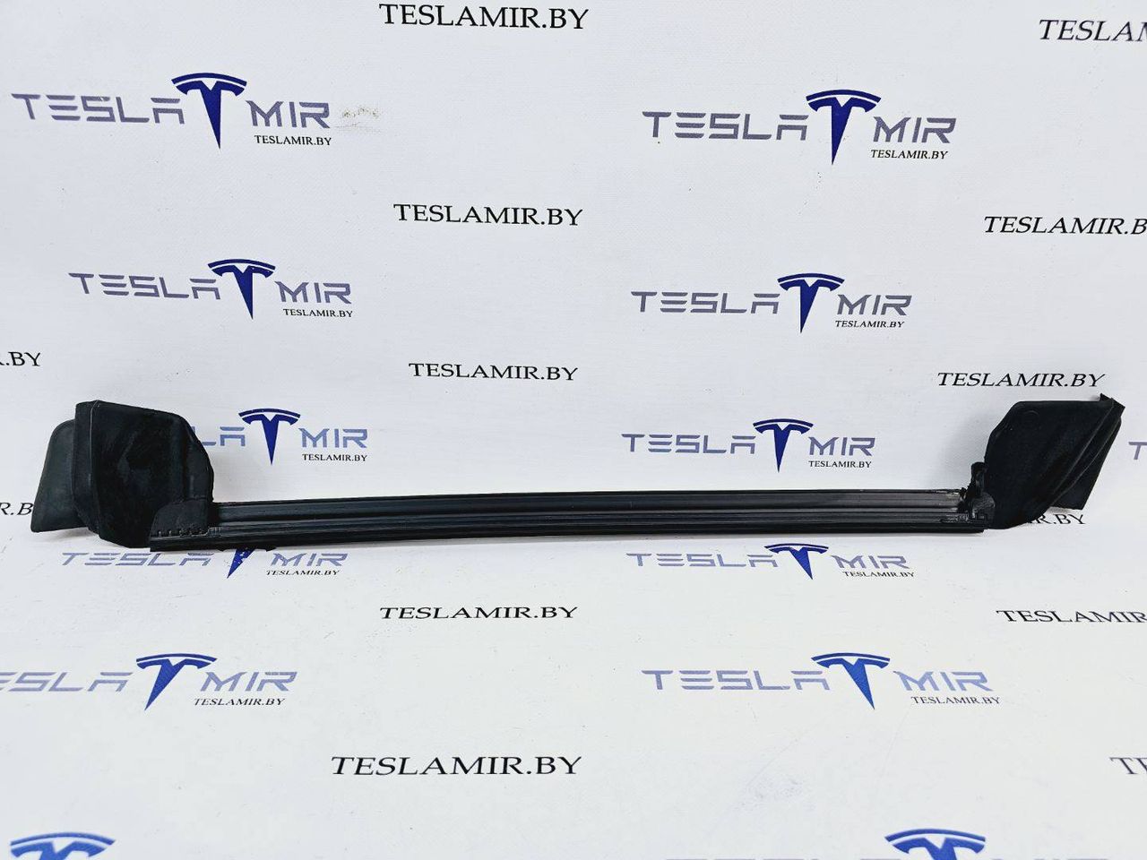 Уплотнитель стекла Tesla Model Y 1 поколение 2021, 1500065-00 - фото №1