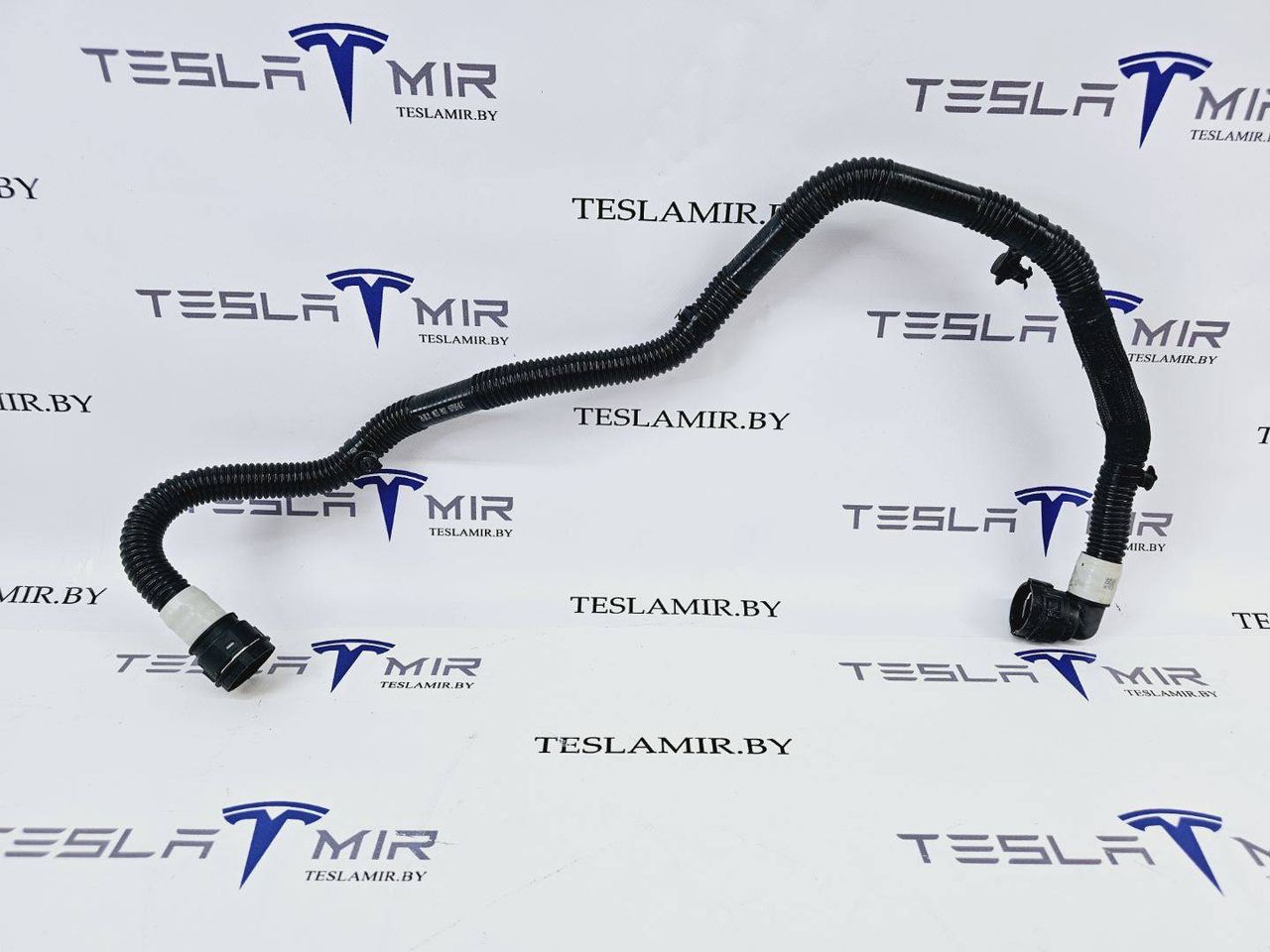 Шланг системы охлаждения заднего мотора Tesla Model Y 1 поколение 2021, 1077585-00 - фото №1