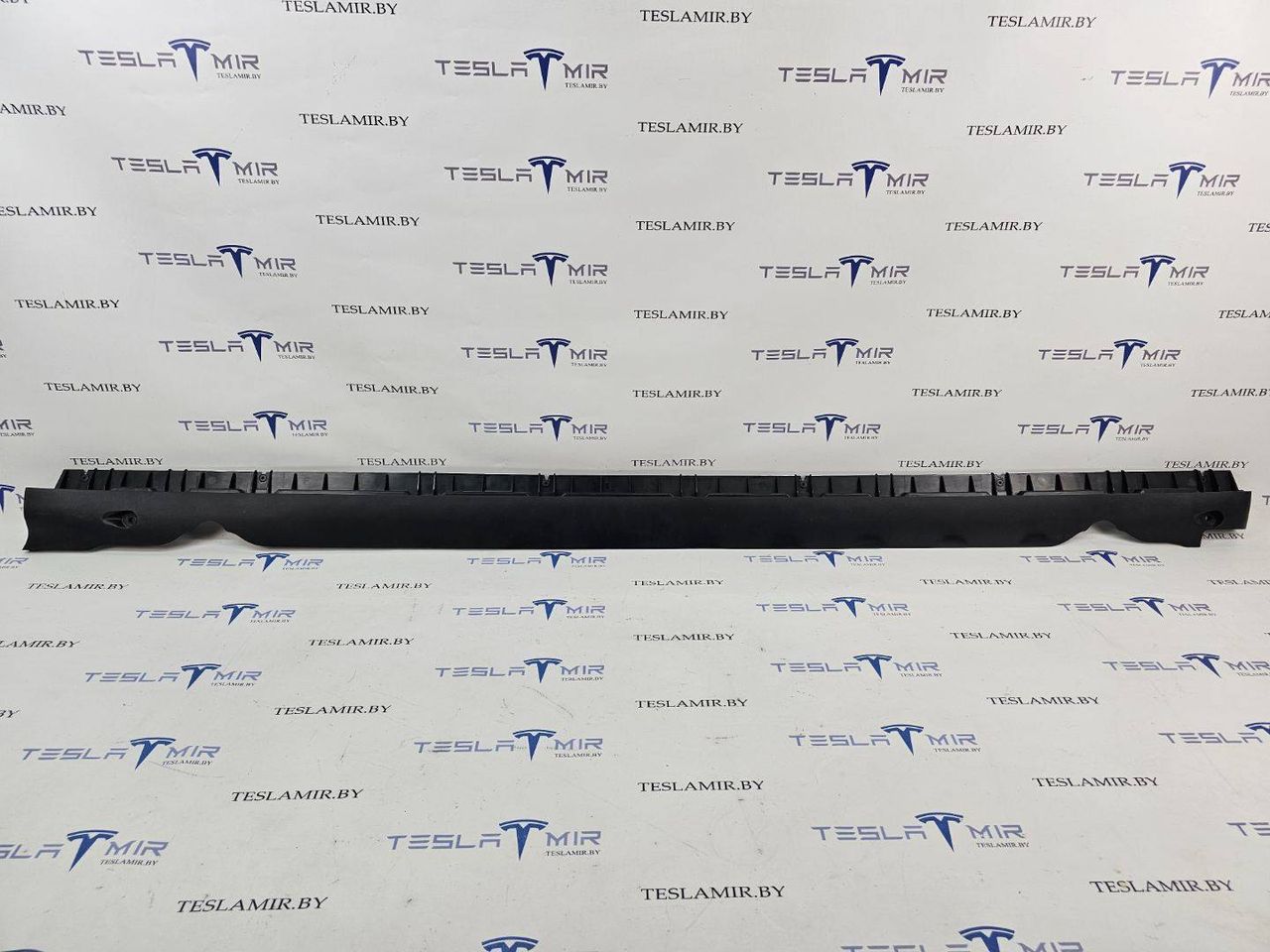 накладка на порог Tesla Model Y 1 поколение 2021, 1497745-00, 1497650-00 - фото №1