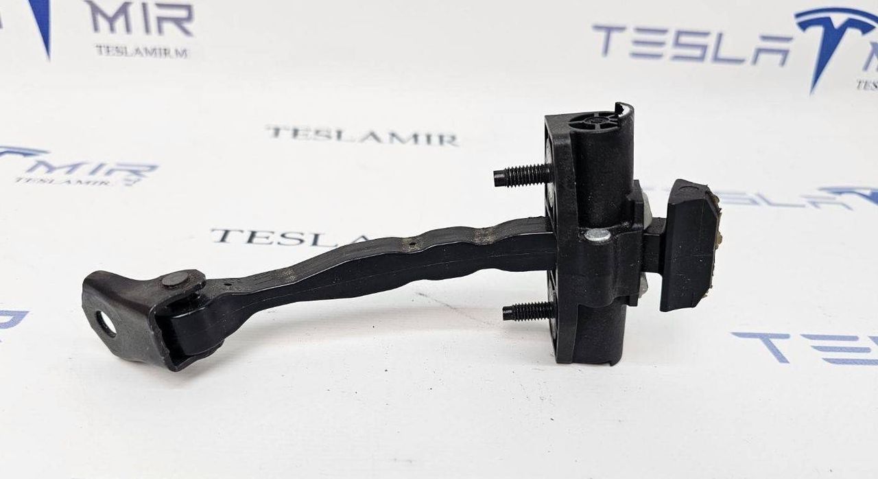 ограничитель открывания двери задней Tesla Model 3 1 поколение 2022, 1089507-00, 1110298-00, 1089509-00 - фото №1