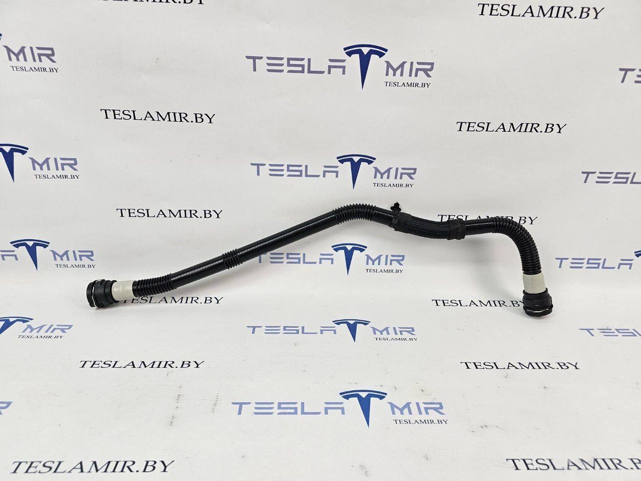 Патрубок системы охлаждения пластиковый Tesla Model 3 1 поколение 2020, 1077603-00 - фото №1