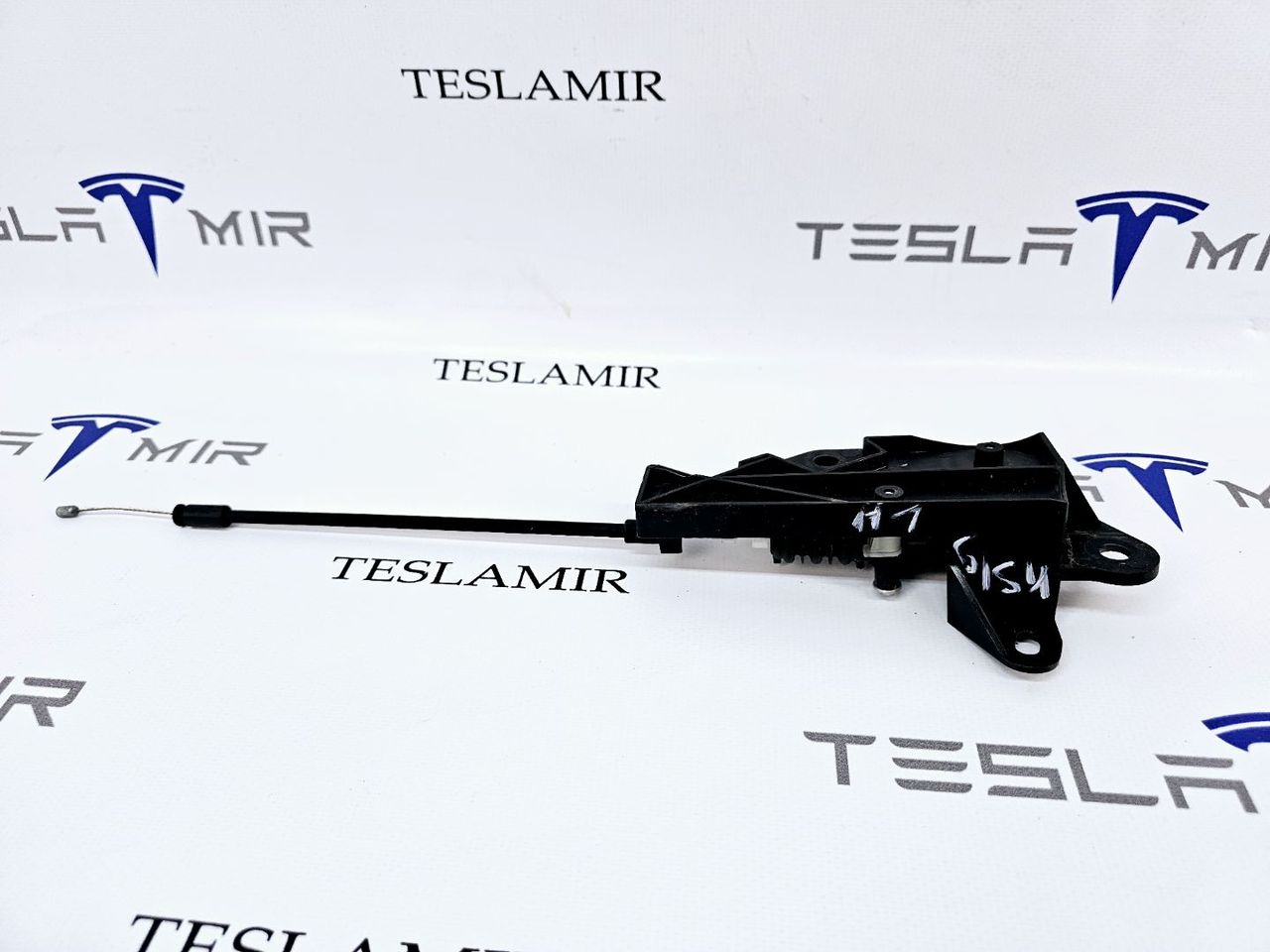 Электропривод (активатор, актуатор) замка капота левый Tesla Model 3 1 поколение 2020, 1033010-00, 1098789-00 - фото №1