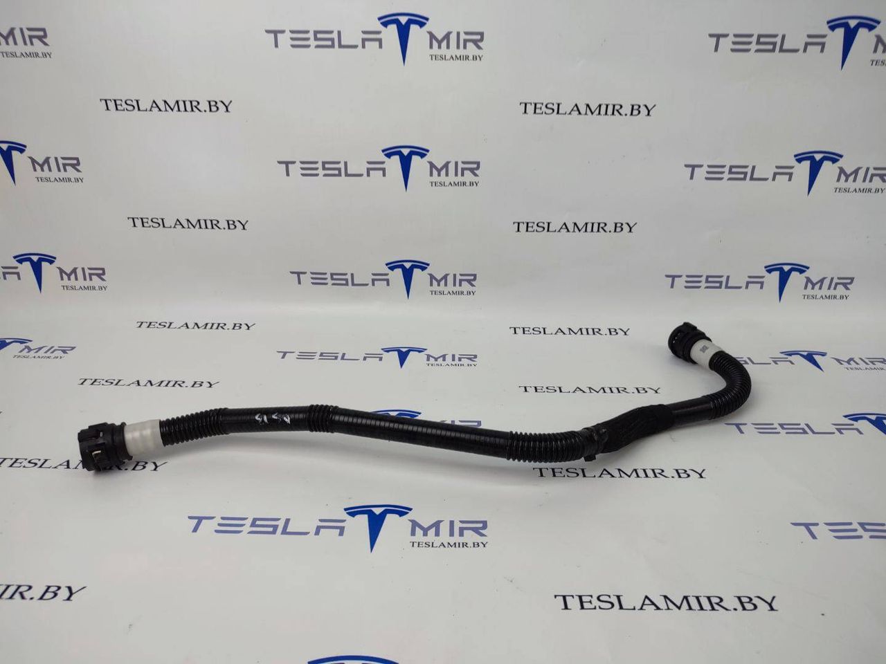 Патрубок системы охлаждения пластиковый Tesla Model 3 1 поколение 2019, 1077603-00 - фото №1