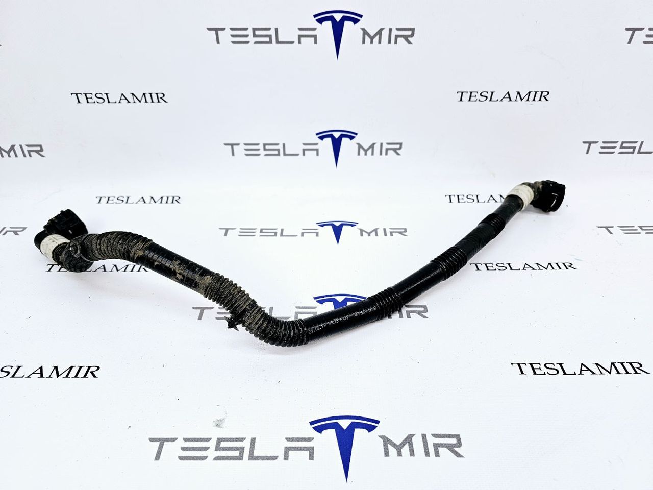 Патрубок системы охлаждения пластиковый Tesla Model 3 1 поколение 2019, 1077589-00 - фото №1
