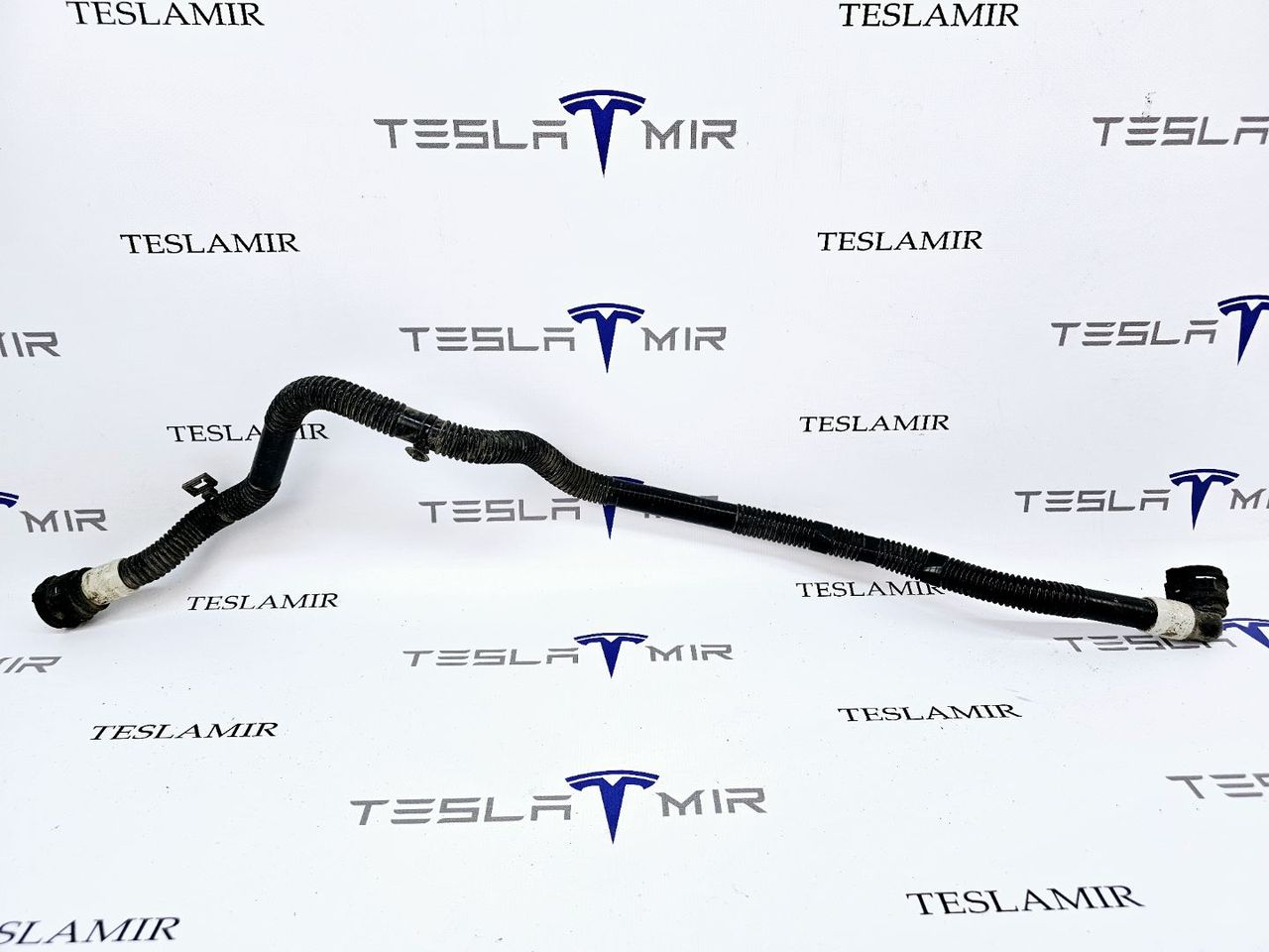 Патрубок системы охлаждения пластиковый Tesla Model 3 1 поколение 2019, 1077597-00 - фото №1