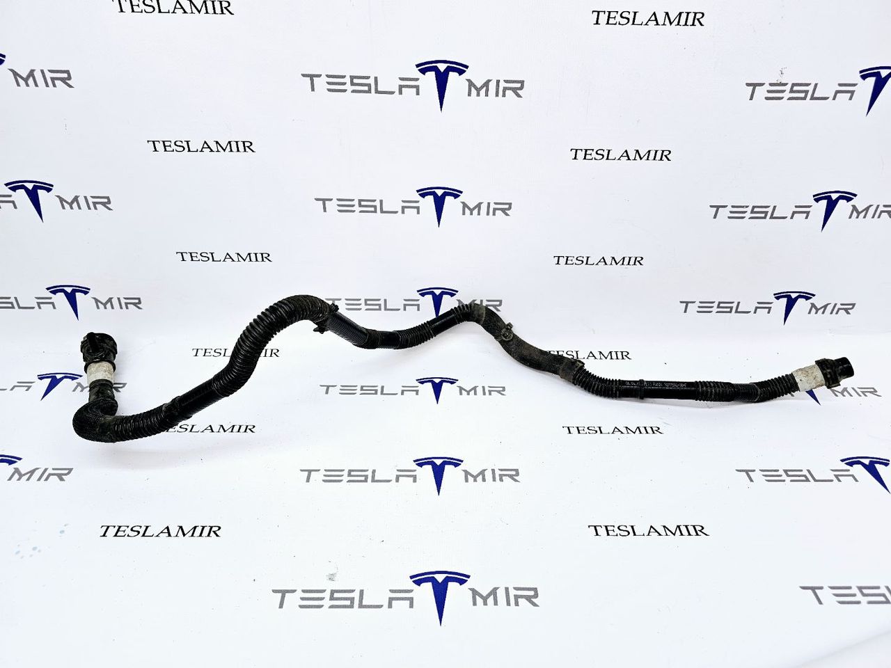 Патрубок системы охлаждения пластиковый Tesla Model 3 1 поколение 2019, 1077592-00 - фото №1