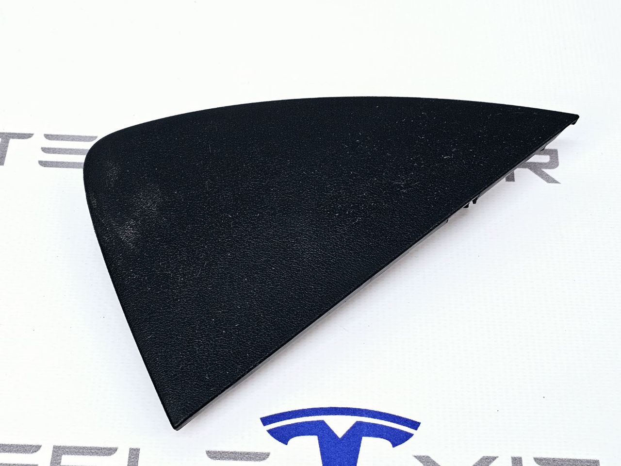 Накладка боковая торпеды левая Tesla Model 3 1 поколение 2019, 1083361-00 - фото №1