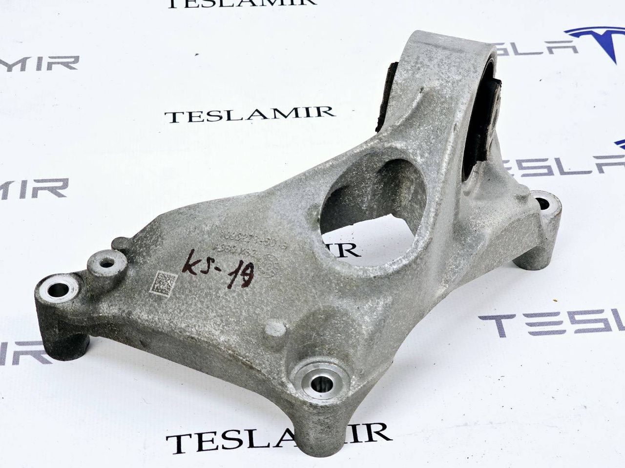 кронштейн двигателя Tesla Model 3 1 поколение 2019, 1093278-50, 1095337-00 - фото №1