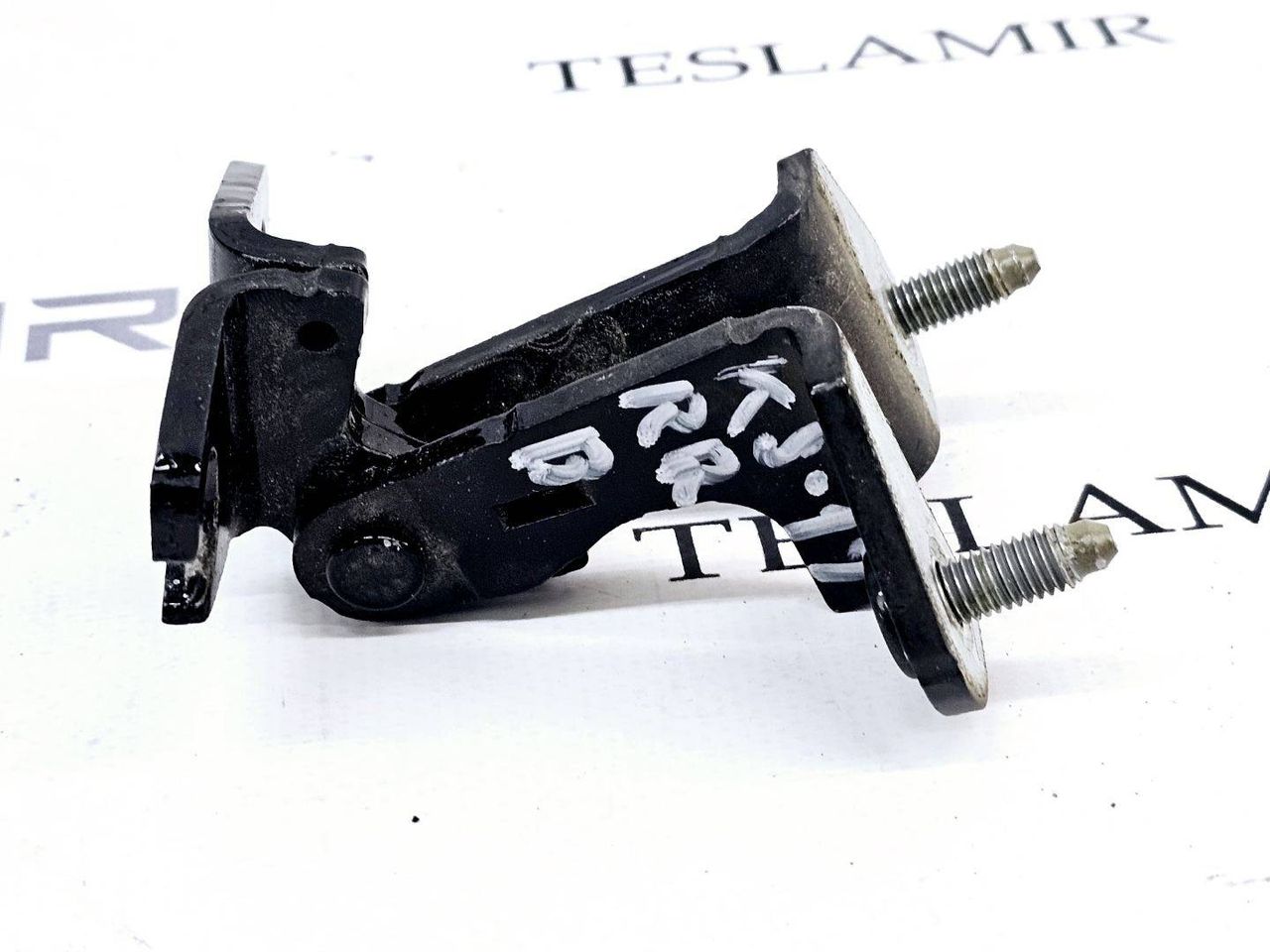 петля двери Tesla Model 3 1 поколение 2019, 1091332-00 - фото №1
