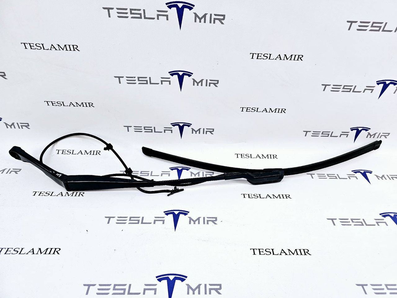 щеткодержатель (поводок стеклоочистителя, дворник) Tesla Model 3 1 поколение 2019, 1076728-00, 1076730-00, 1076726-00 - фото №1