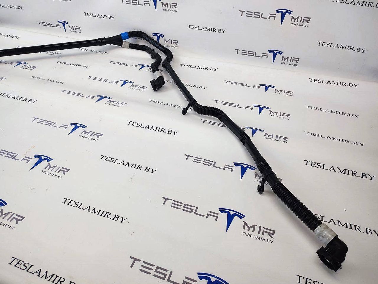Патрубок системы охлаждения пластиковый Tesla Model 3 1 поколение 2023, 1530118-00 - фото №1